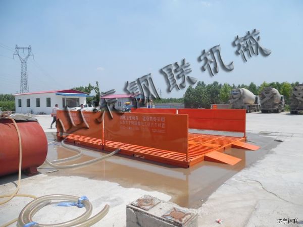 山东汶上和润建材安装5米宽7米长免基础洗车机2.jpg