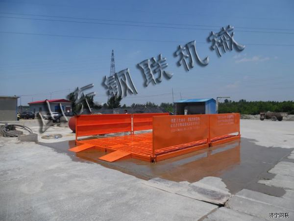 山东汶上和润建材安装5米宽7米长免基础洗车机6.jpg